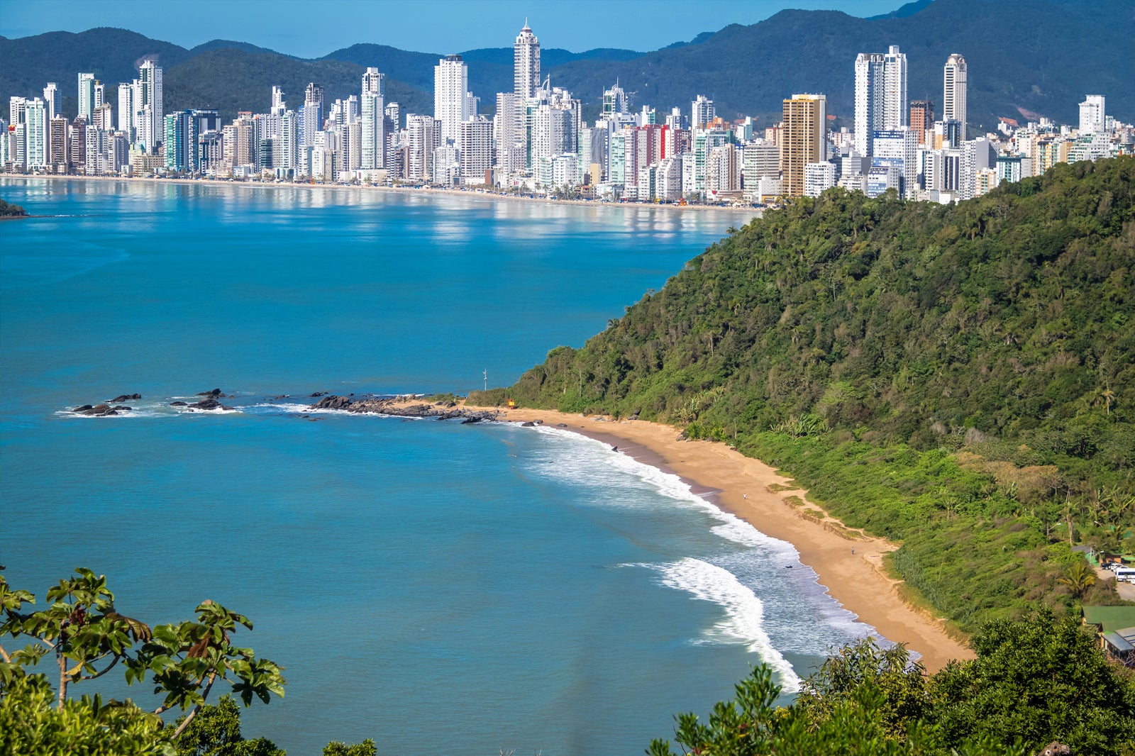 9 melhores praias em Balneário Camboriú Qual é a praia mais famosa em