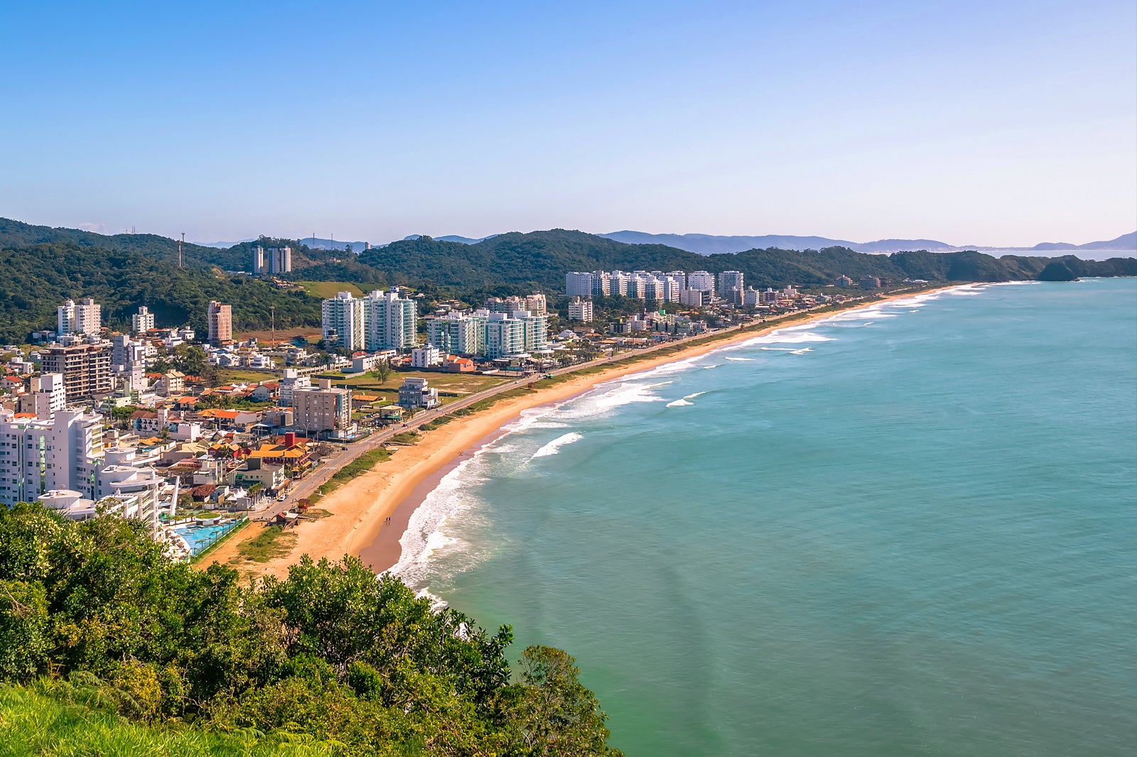 9 melhores praias em Balneário Camboriú Qual é a praia mais famosa em