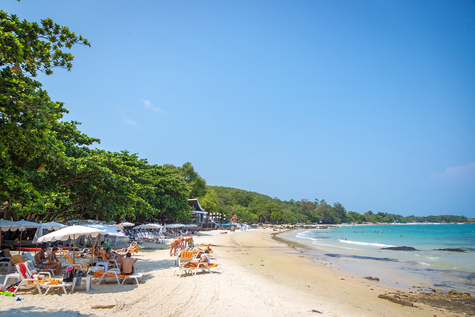 thai beach travellers