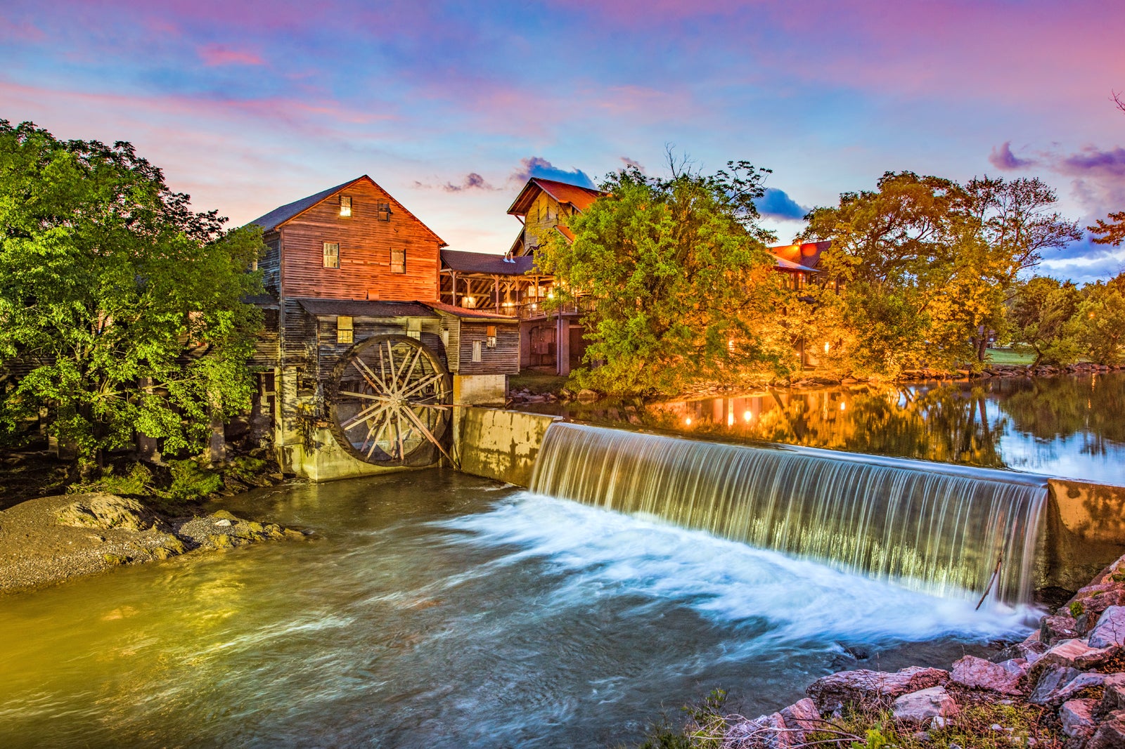 places to visit between nashville and pigeon forge