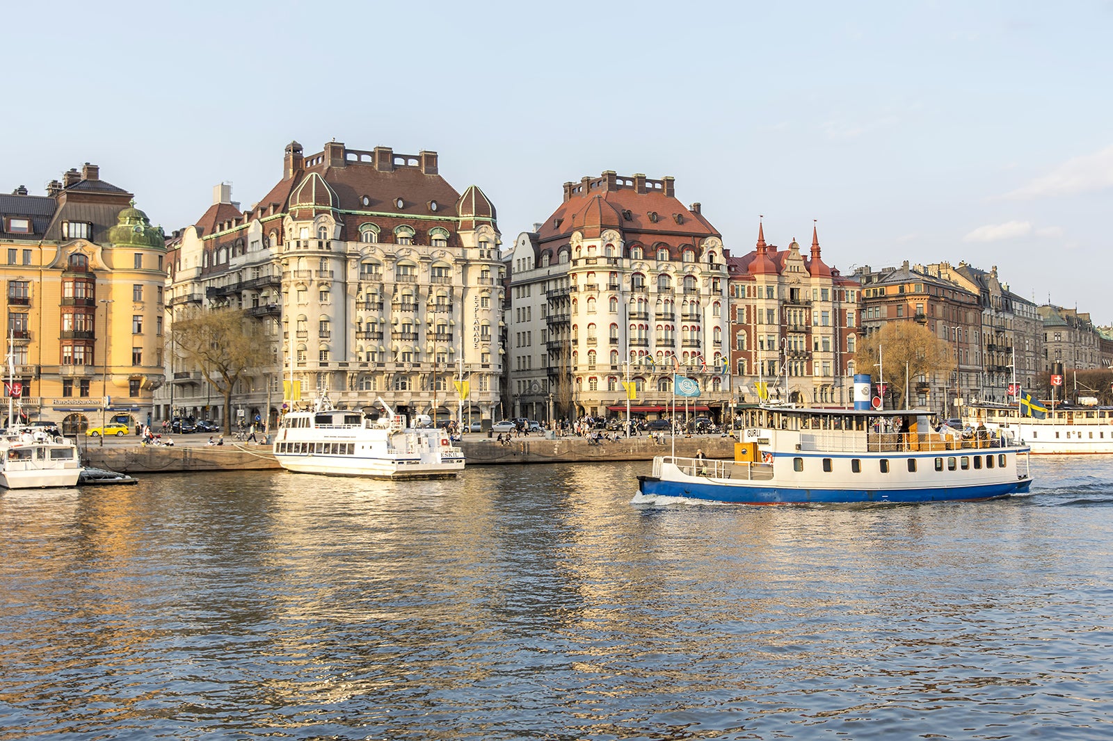 Strandvägen I Stockholm - Vykortslik Boulevard Med Historiska Hus ...