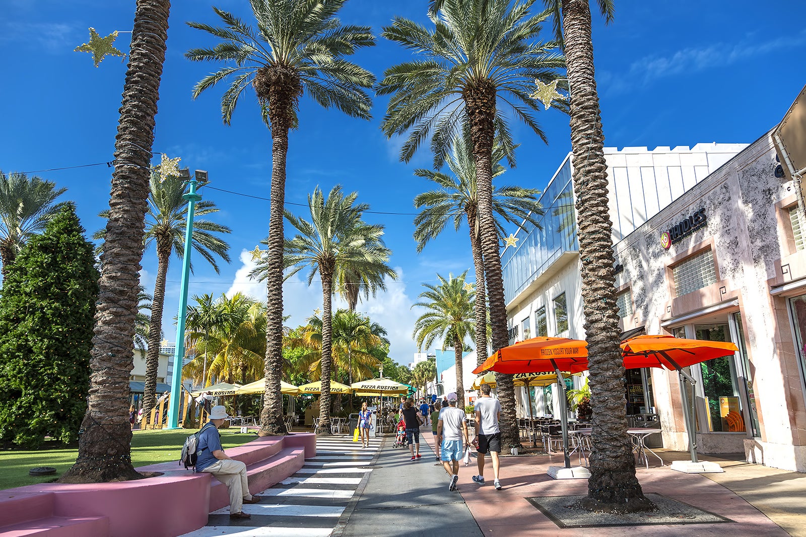 Lincoln Road Mall in Miami - Fashionable outdoor shopping and