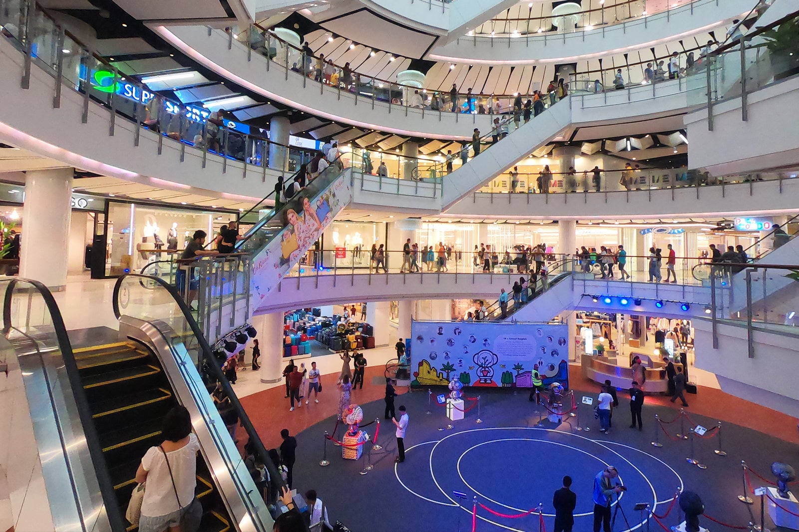 Centralworld Bangkok Shop At One Of Bangkoks Largest Shopping Malls