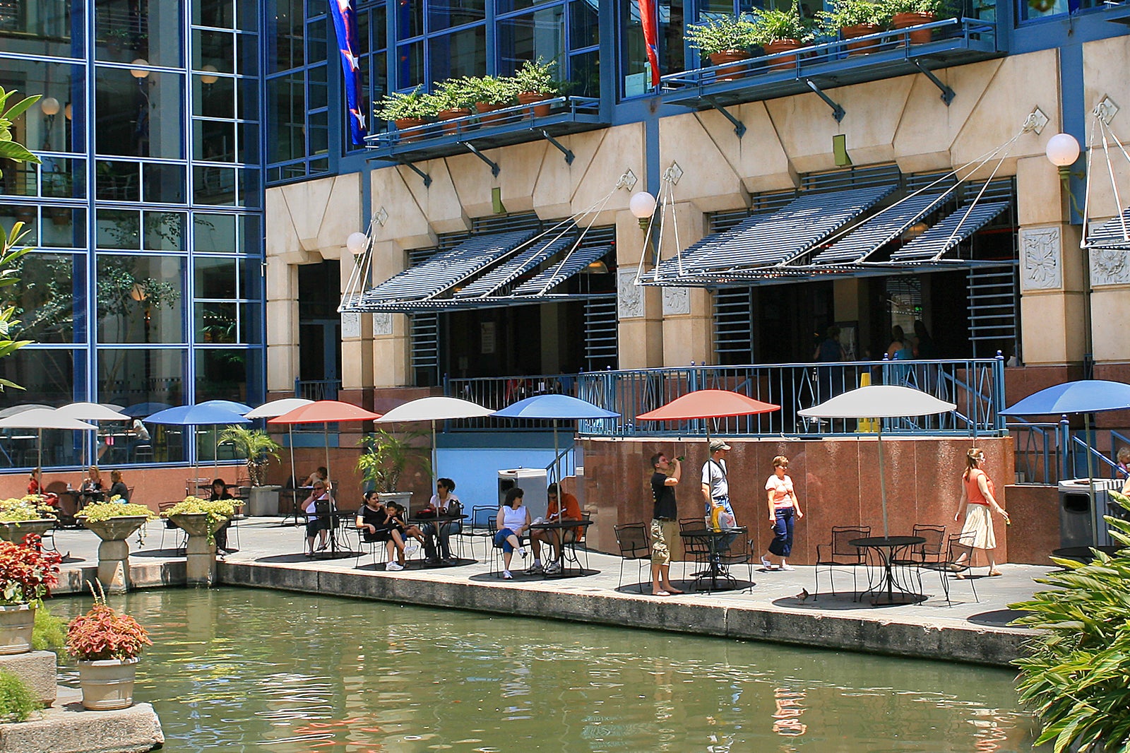 The Shops at Rivercenter (formerly Rivercenter Mall) a shopping