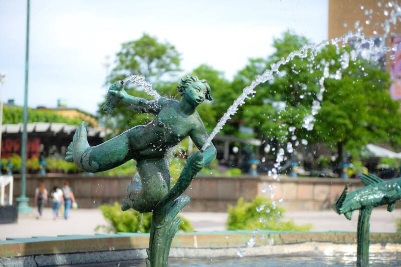 Små statyer som sprutar vatten runt Poseidon på Götaplatsen i Göteborg