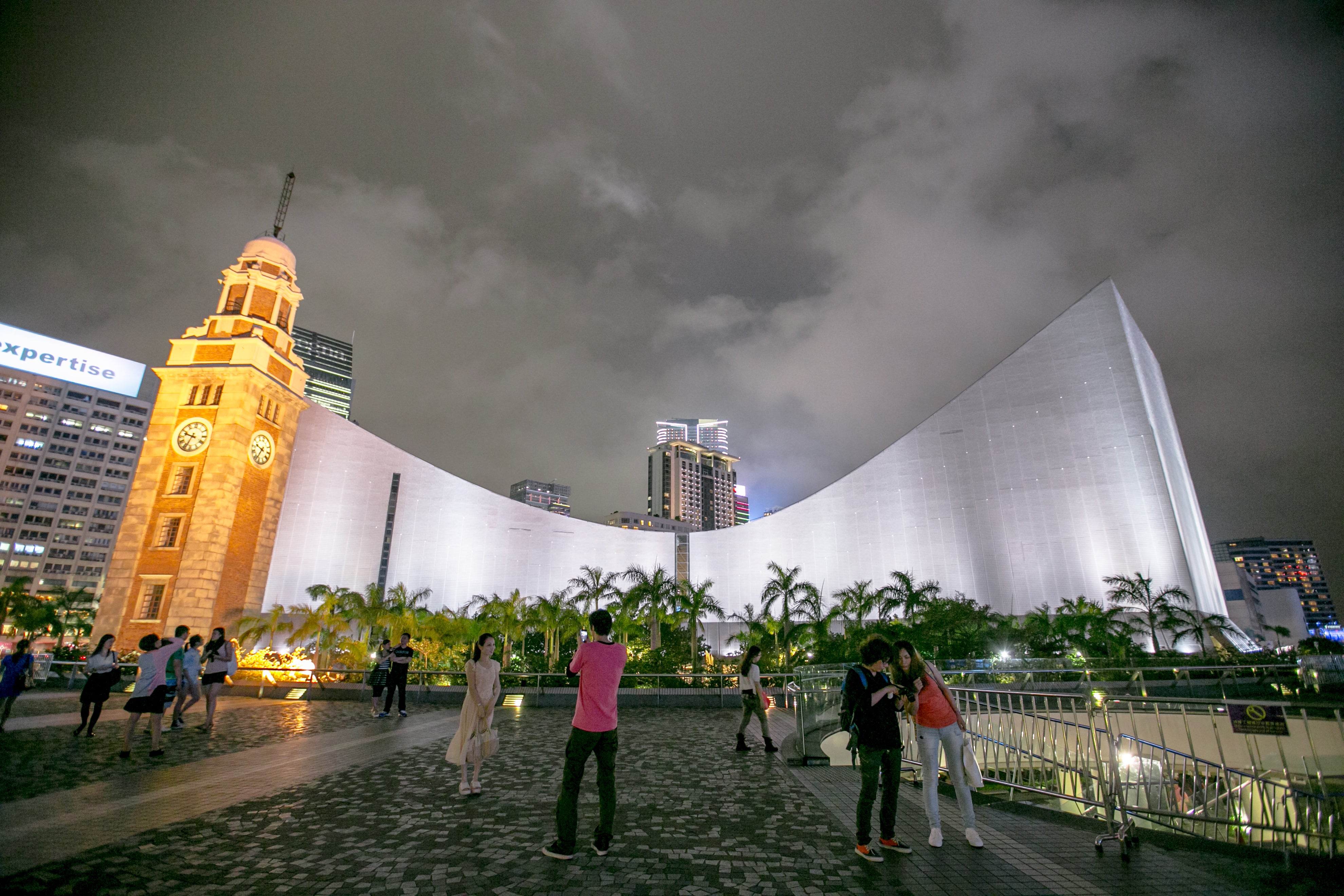 Hong kong center. Hong Kong Cultural Centre. Удивительные здания в Гонконге. Гонконг здание театра на набережной. Большой дракон возле здания в Гонконге.