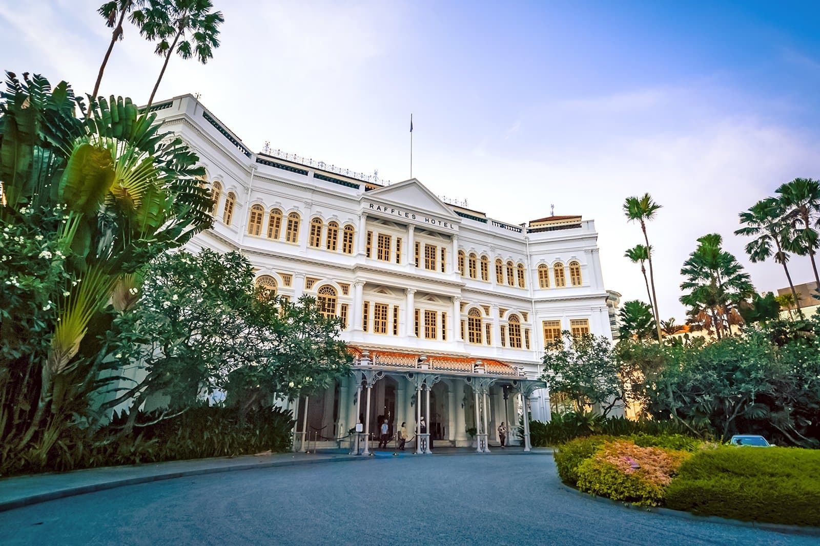 Slingat Raffles Singapore Sling at Raffles Long Bar - Legendary Cocktails at Raffles ...