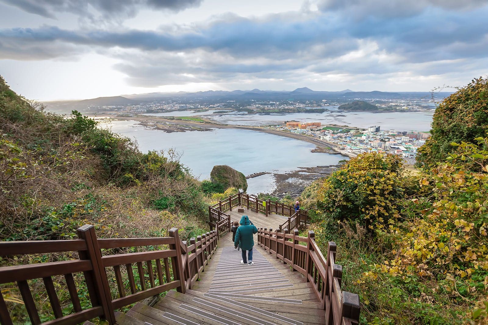 Kreatives Bild zu 제주 성산일출봉 - 넓게 솟은 봉우리 위로 떠오르는 태양을 만나는 곳 - Go Guides 제주 성산일출봉 - 넓게 솟은 봉우리 위로 떠오르는 태양을 만나는 곳 - Go Guides