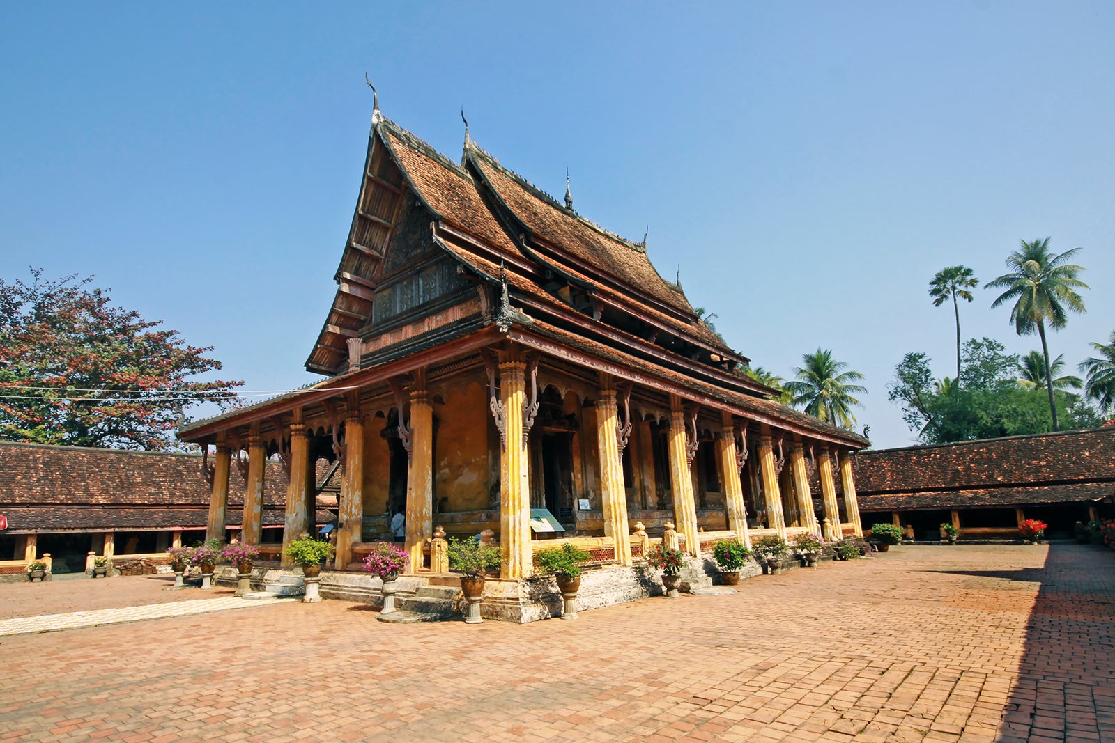 Wat Si Saket in Laos - Buddhist Temple in Vientiane - Go Guides