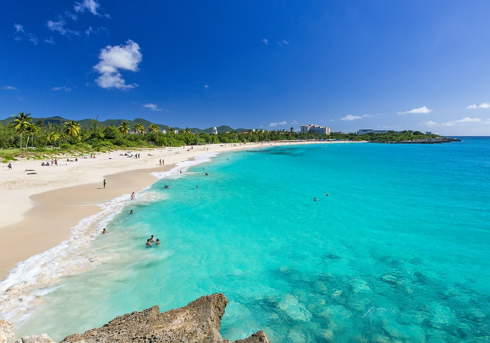 Plage aux eaux turquoise à Saint-Martin