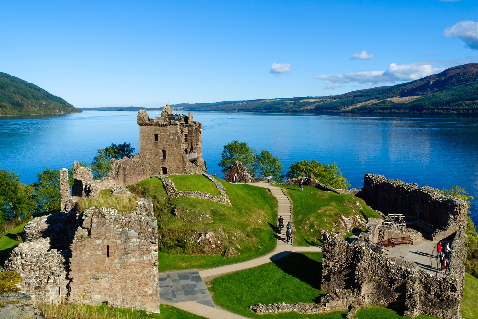 Шотландия 5 букв. Urquhart Castle Scotland. Порт оф Несс Шотландия. Loch Ness Urquhart Castle.