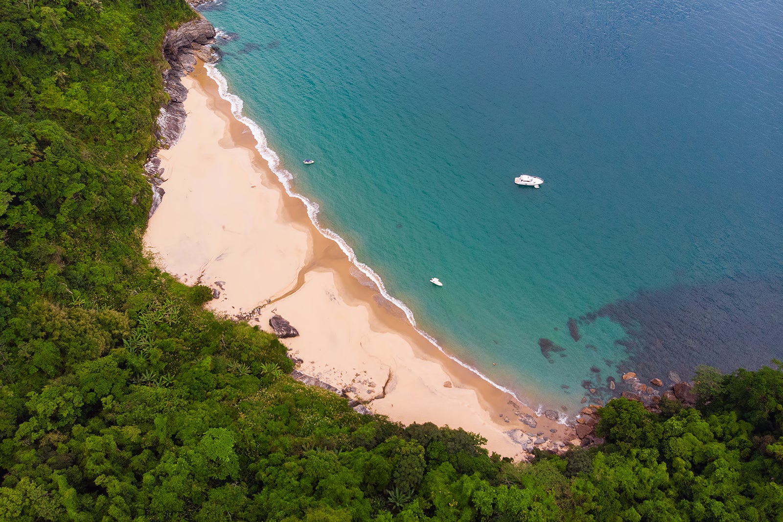 Praia do Saco em Maresias Um recanto com águas cristalinas e paisagens incríveis Go Guides