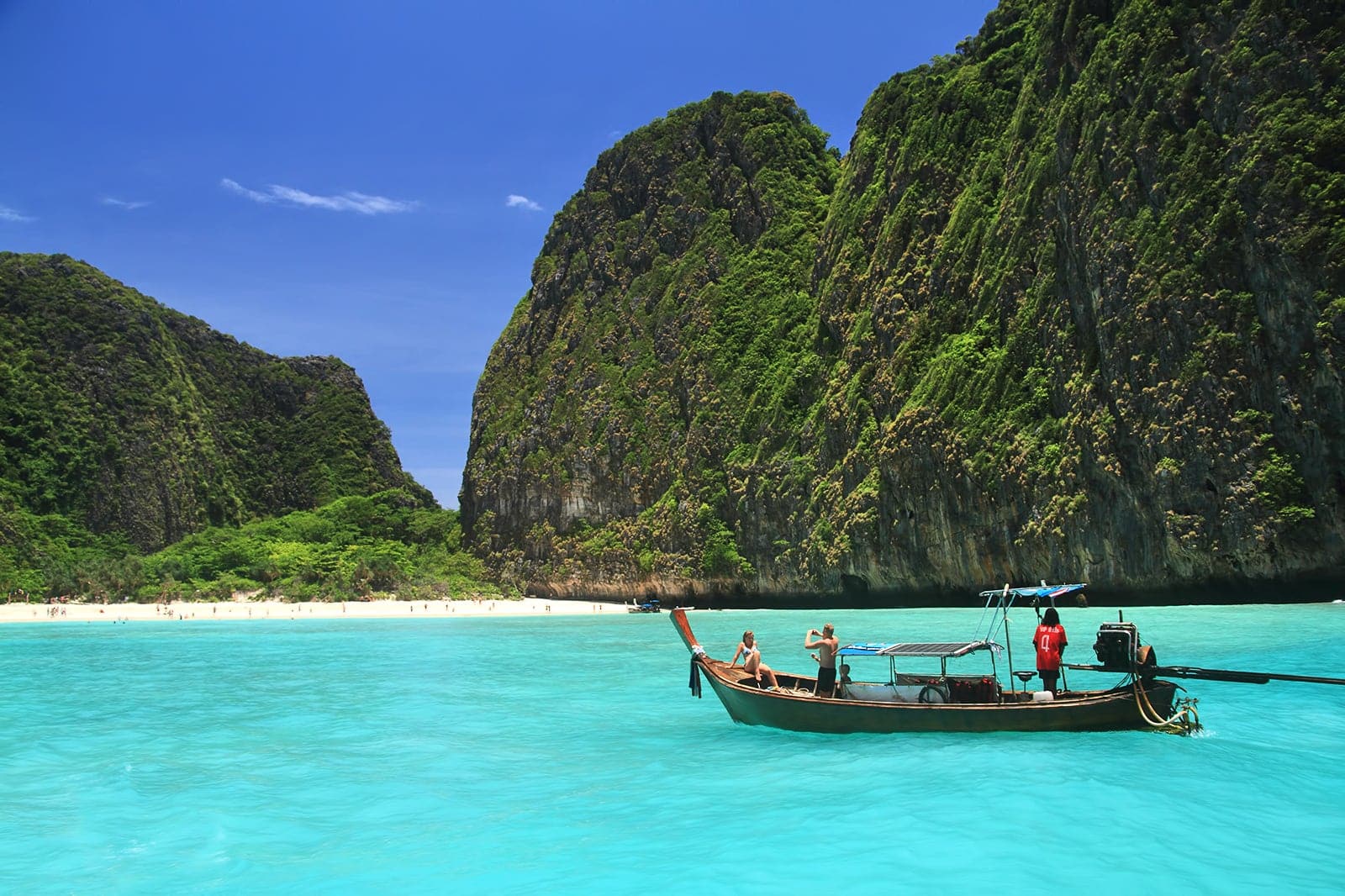 Maya Bay In Phi Phi One Of Phi Phi s Most Beautiful Beaches Go Guides maya-bay-in-phi-phi-one-of-phi-phi-s-most-beautiful-beaches-go-guides