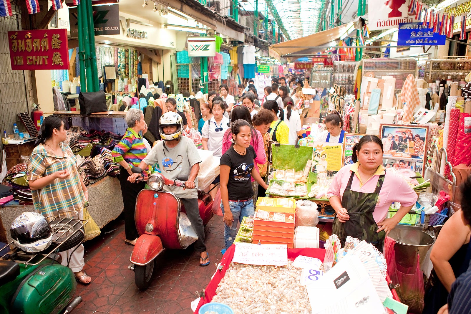 Sampeng Lane Market in Bangkok - Street Market in Chinatown Bangkok – Go  Guides