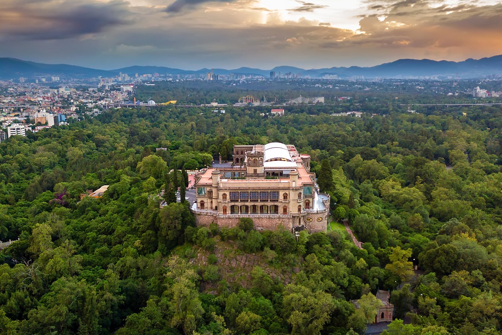 Castillo De Chapultepec In Mexico City Explore A Towering Castle Go 