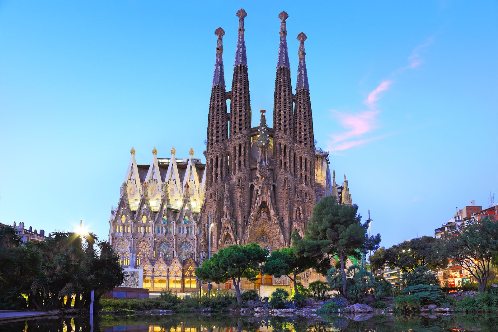 La Sagrada Familia in Barcelona - A Modern Masterpiece in the Making ...