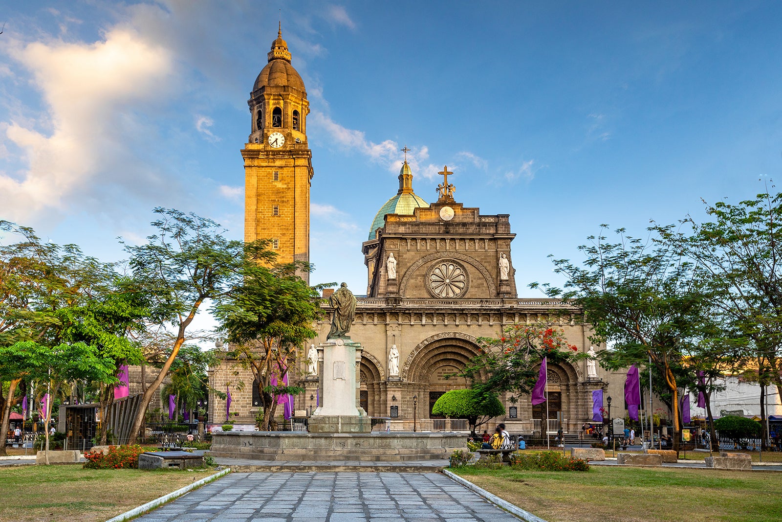 Manila Cathedral A Beautiful Neo Romanesque Building In Intramuros 