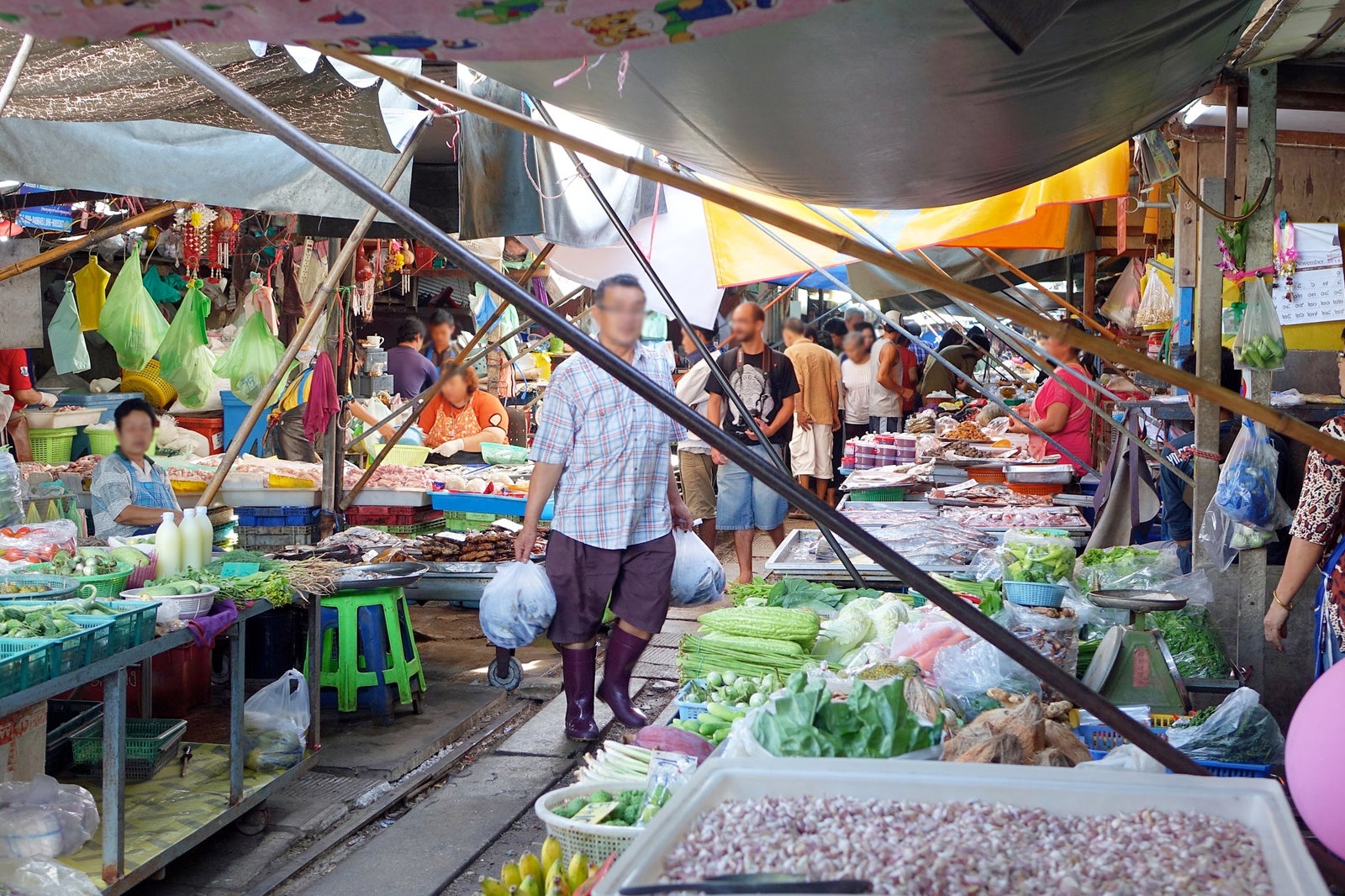 Mae Klong Railway Market (Hoop Rom Market)