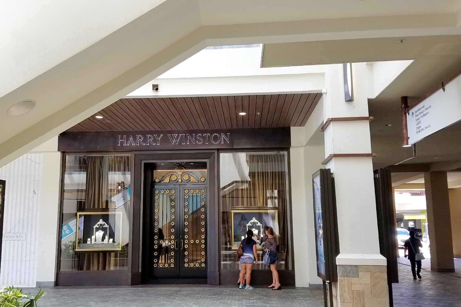 Ala Moana Center - Hawaii's Grand Outdoor Shopping Experience - Go Guides