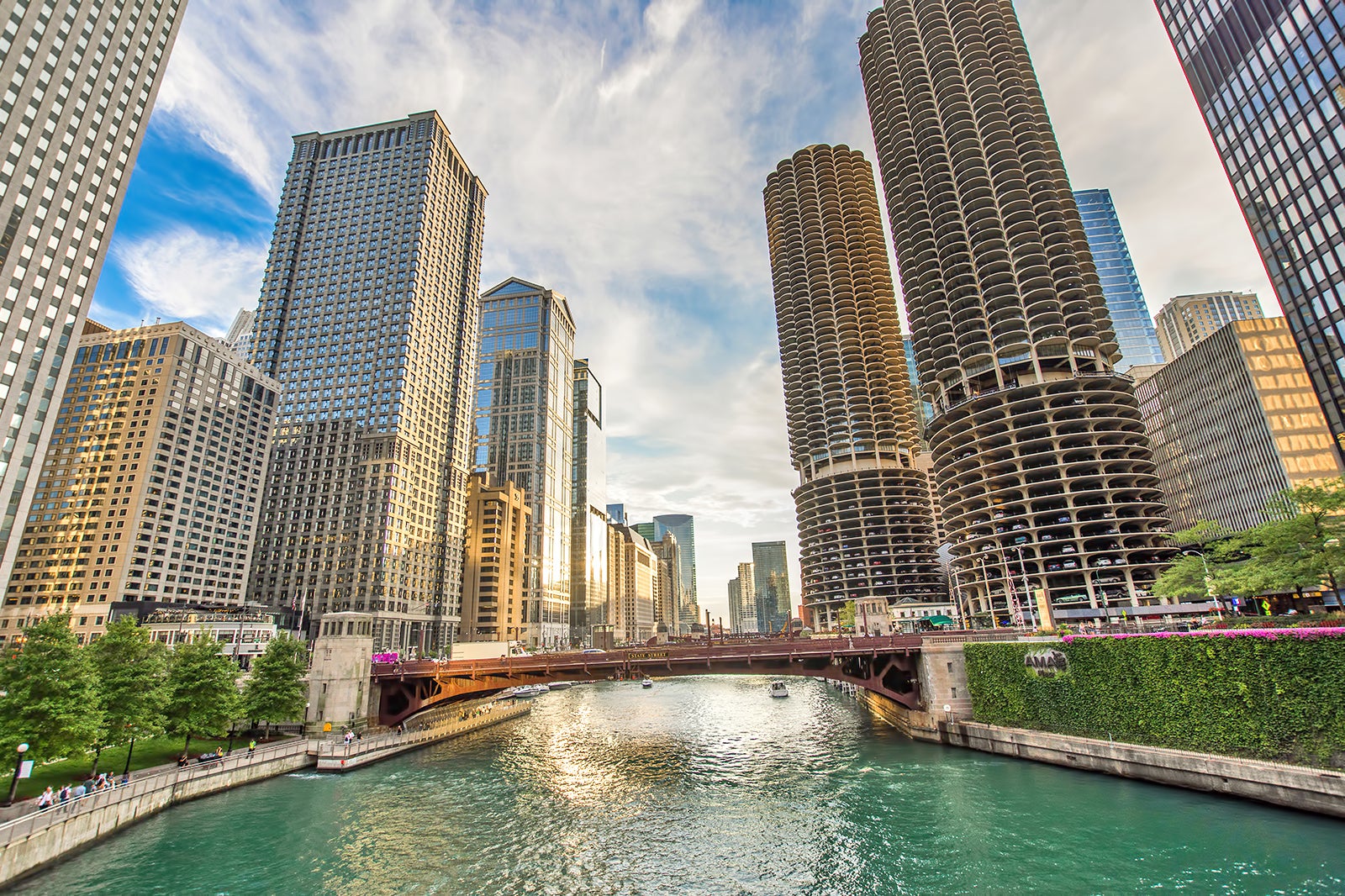 chicago river north walking tour