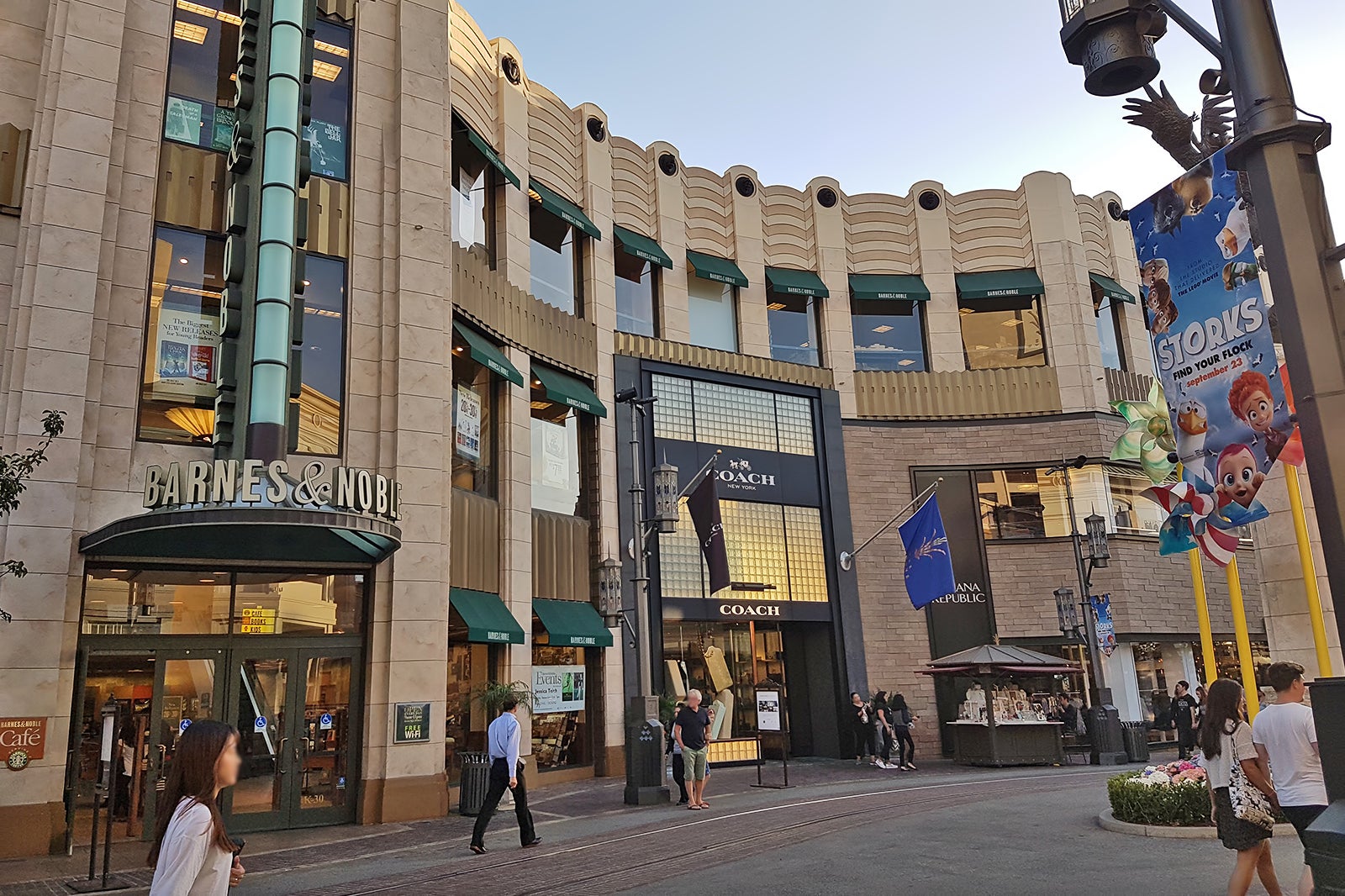 The Grove in Los Angeles - Los Angeles' Shopping and Entertainment Hub – Go  Guides