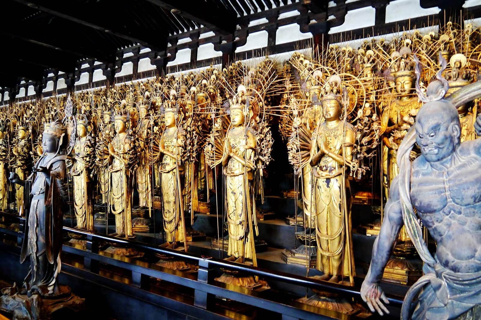 京都の三十三間堂 - 千手観音がまつられた蓮華王院の横長の本堂 - Go Guides