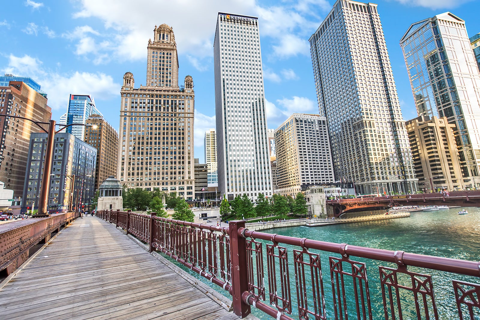 chicago river north walking tour