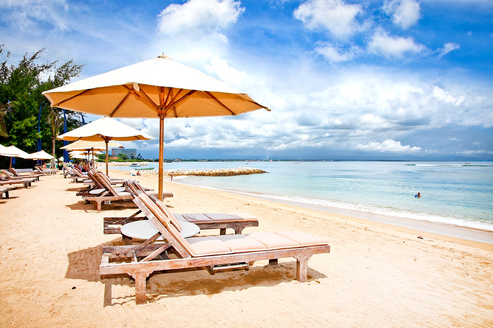 Pantai Sanur: Menikmati Matahari Terbit yang Spektakuler - Pantai Sanur menawarkan pemandangan matahari terbit yang menakjubkan