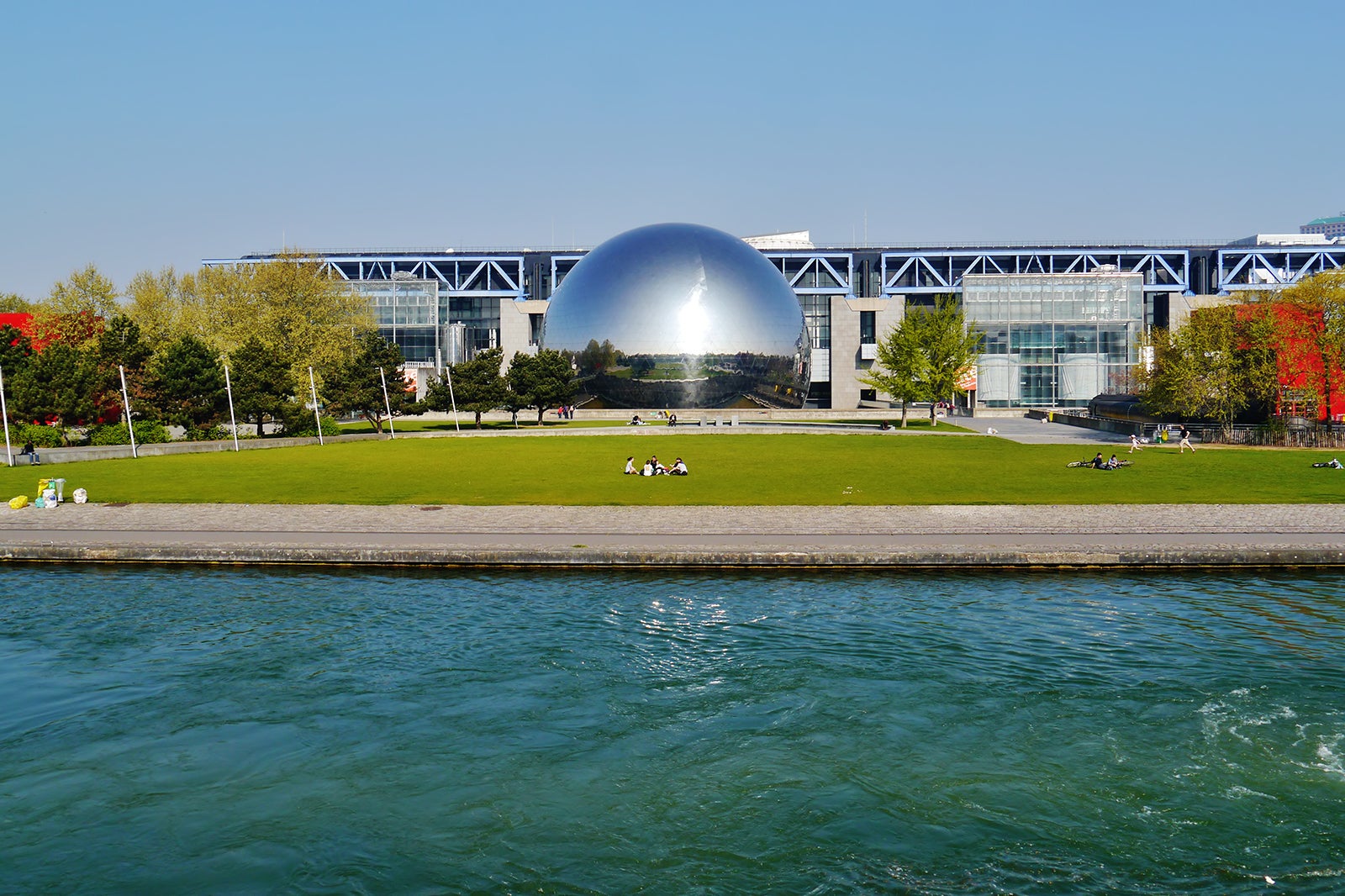 Parc de la Villette - Relax in an Urban Park With Vast Green Space ...