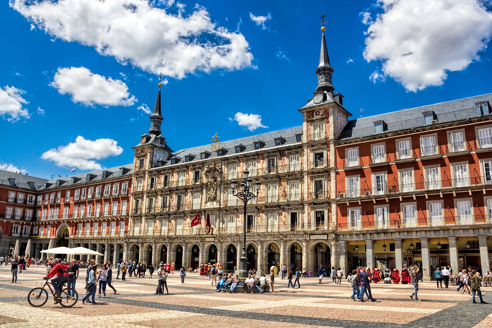 Plaza Mayor in Madrid - Dine, Shop and Explore in One of Madrid’s Most ...