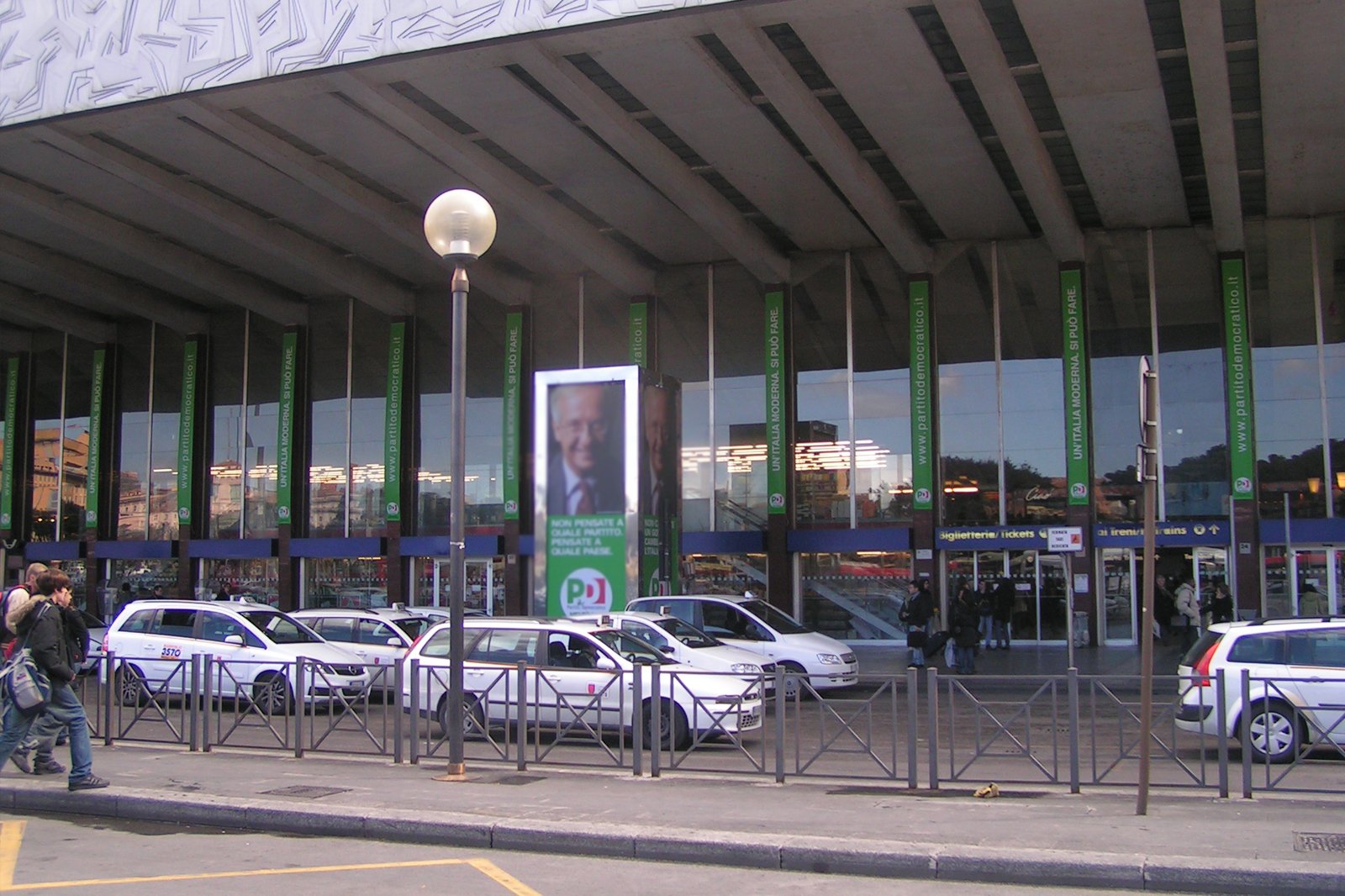 Roma termini. Рим Термини. Римский вокзал Термини. Вокзал в Риме Termini. Рим вокзал Термини covidtest.