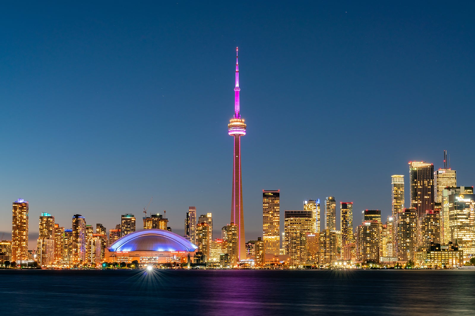 CN Tower In Toronto Communications Tower With Far Reaching CN Tower In Toronto Communications Tower With Far Reaching