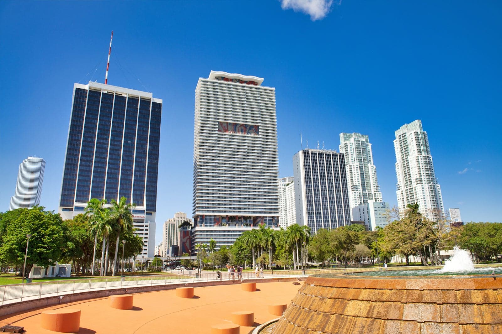 Miami Bulvard Biscayne Boulevard in Miami - The Main Strip in Miami Beach with Plenty ...