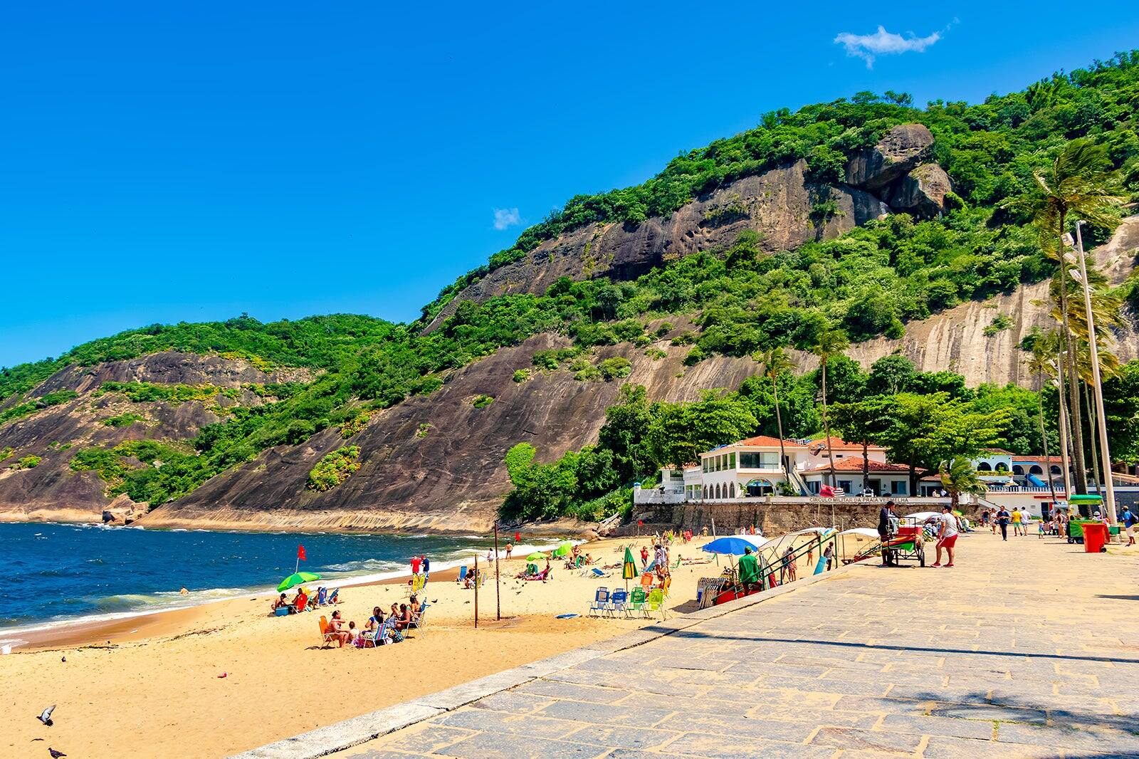 Praia Vermelha no Rio de Janeiro - Uma praia que é um cartão-postal ...