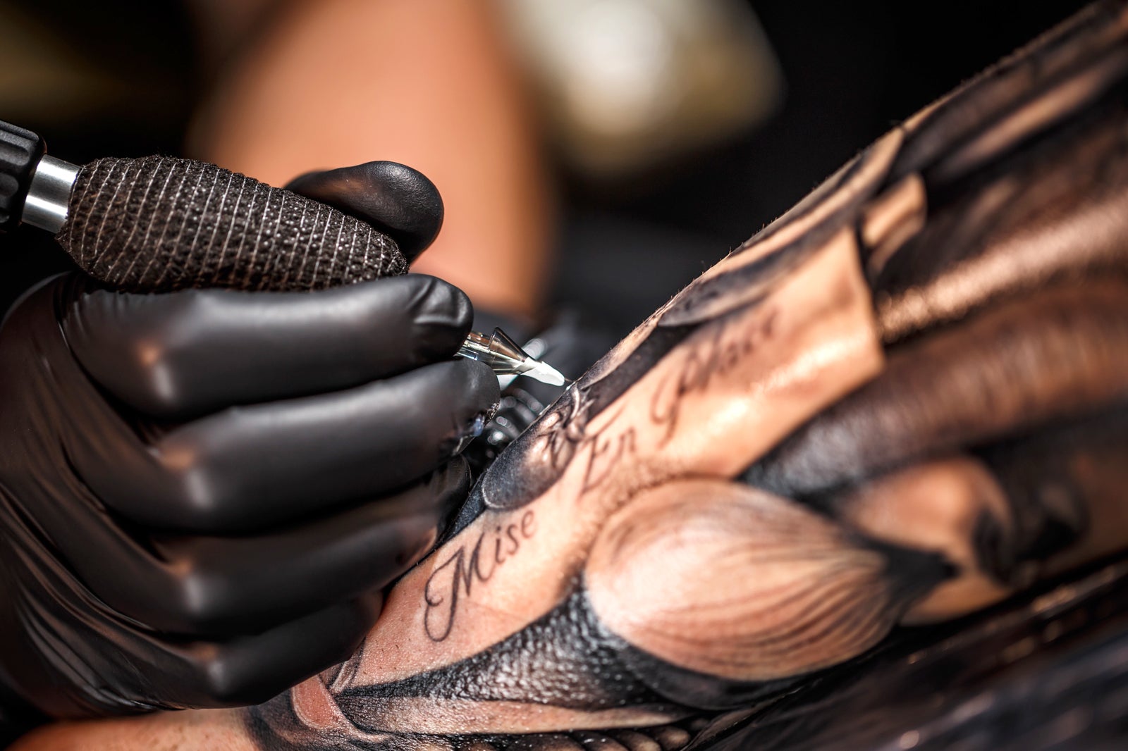 Female Tattoo Artist Prepares Tattoo Machine for Making a Tattoo on a  Menâ€™s Arm Stock Photo - Image of subcultural, design: 204211976