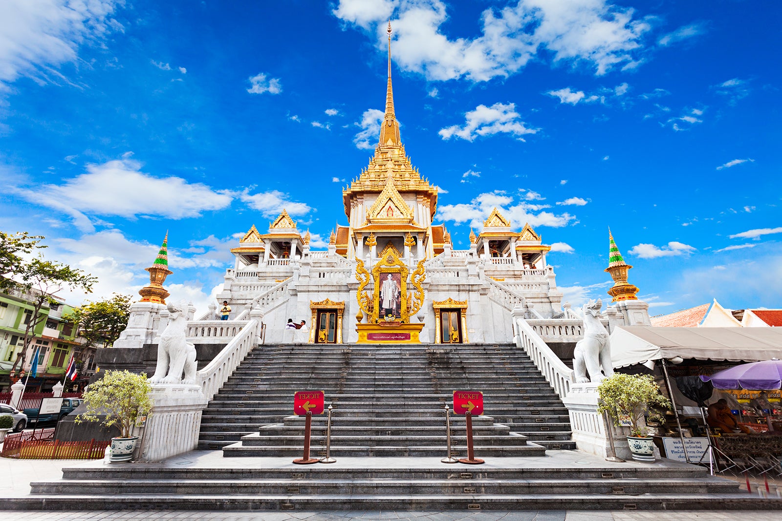 Wat Traimit in Bangkok - Temple of Golden Buddha in Chinatown Bangkok ...