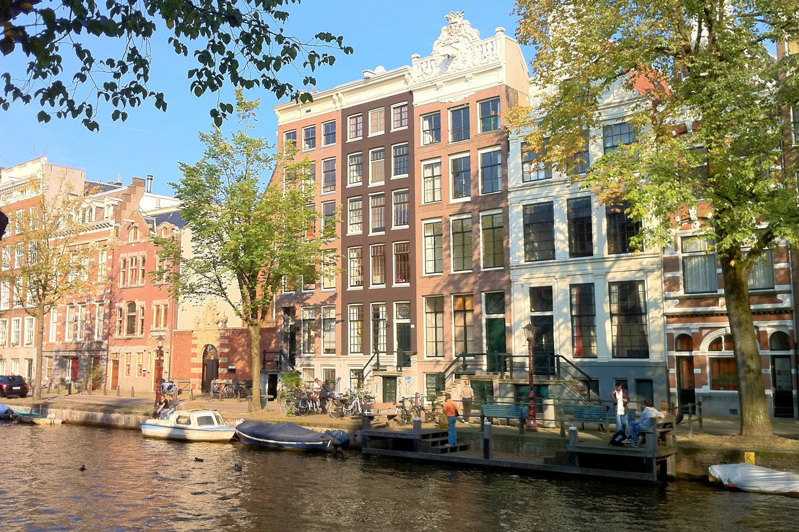 oudezijds-voorburgwal-in-amsterdam-a-busy-canal-with-dutch