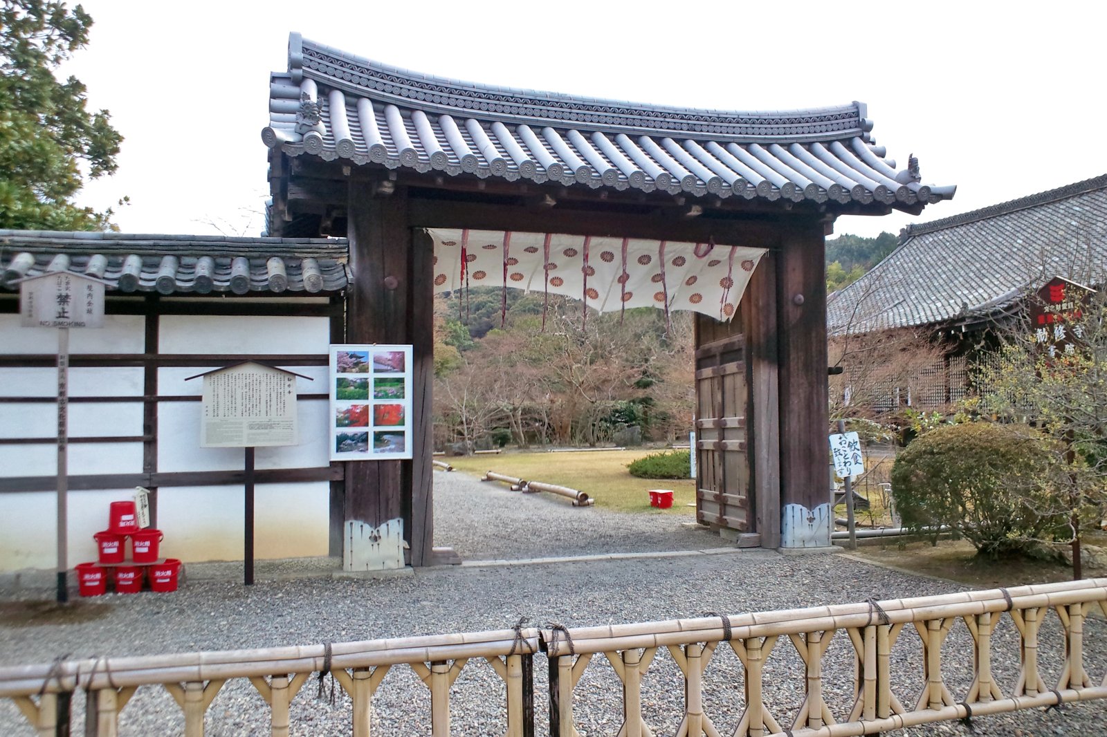 Буддистские ворота. Ворота в храм Нанами. Shrine Gate Torru. Buddhist Gate.