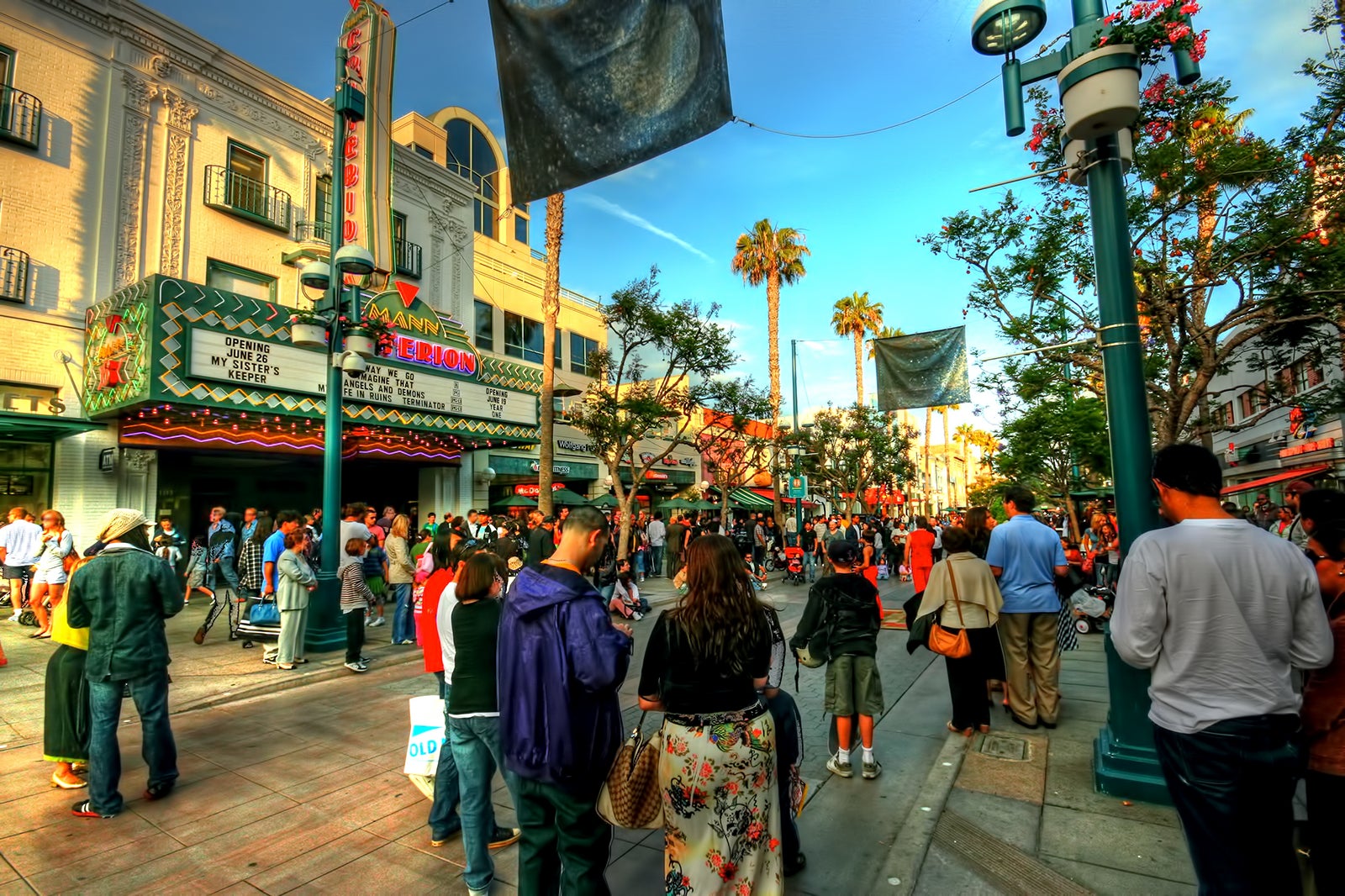 Third Street Promenade in Los Angeles Shopping and Entertainment Hub