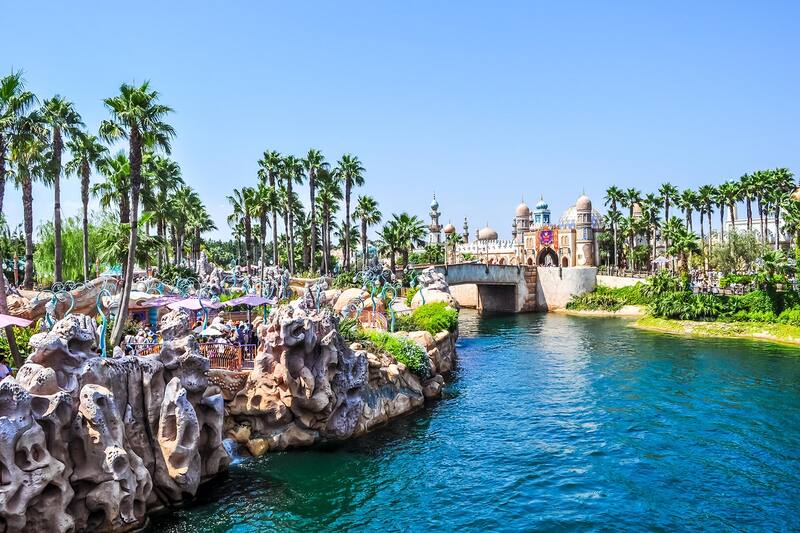 東京ディズニーランド 大人もワクワクせずにはいられない ディズニーの世界に踏み込もう Go Guides 東京ディズニーランド 大人もワクワクせずにはいられない ディズニーの世界に踏み込もう Go Guides