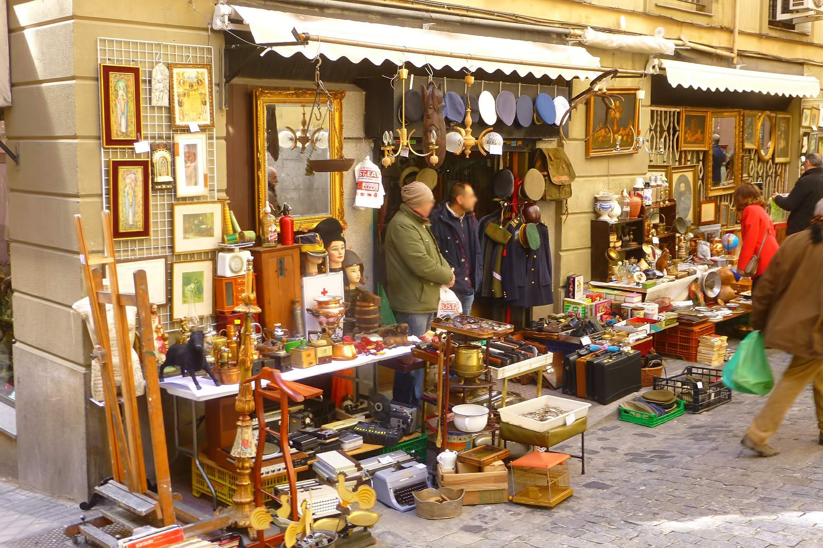 el-rastro-flea-market-in-madrid-explore-a-popular-weekly-open-air