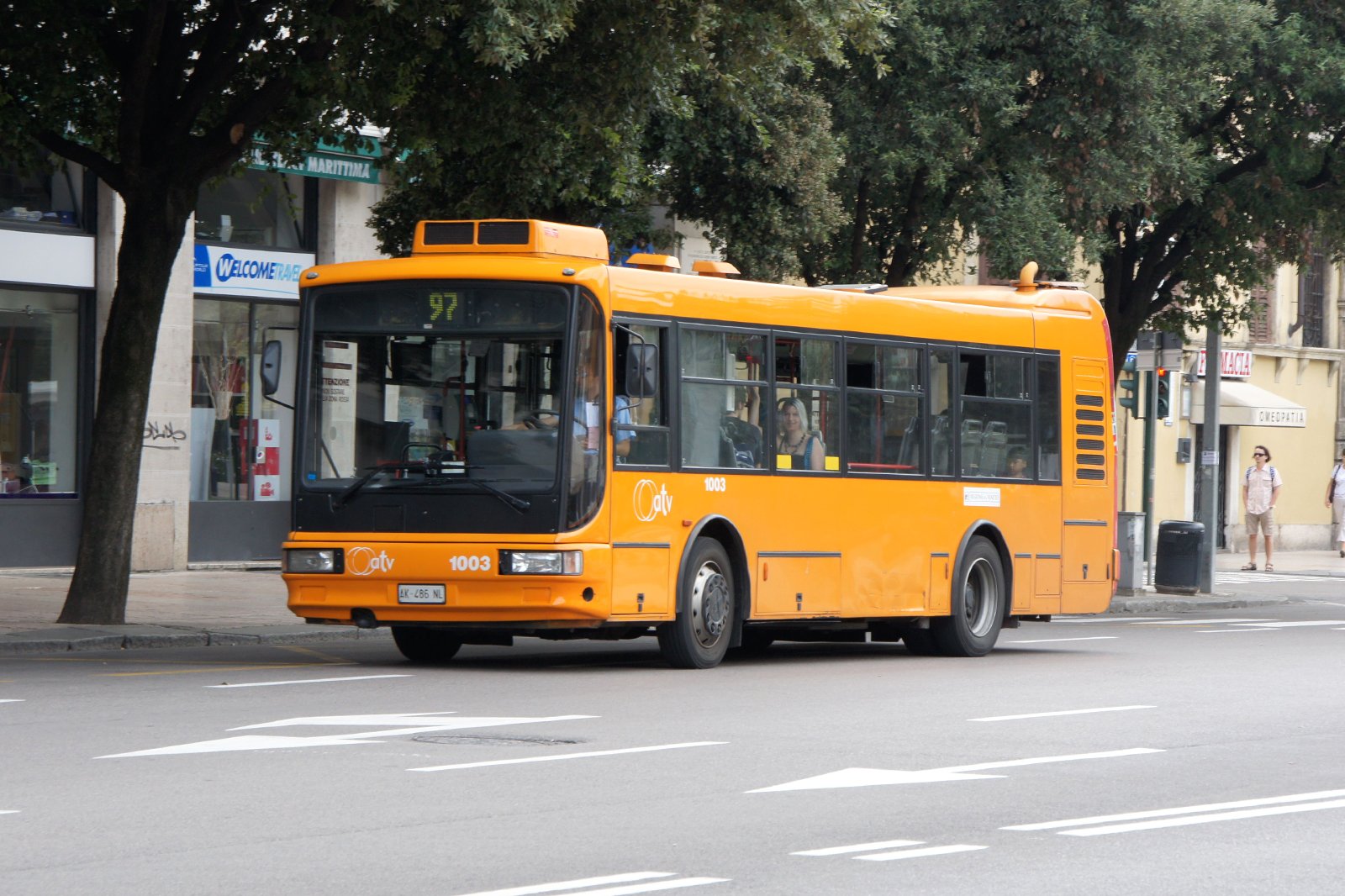 bus 2000 travel