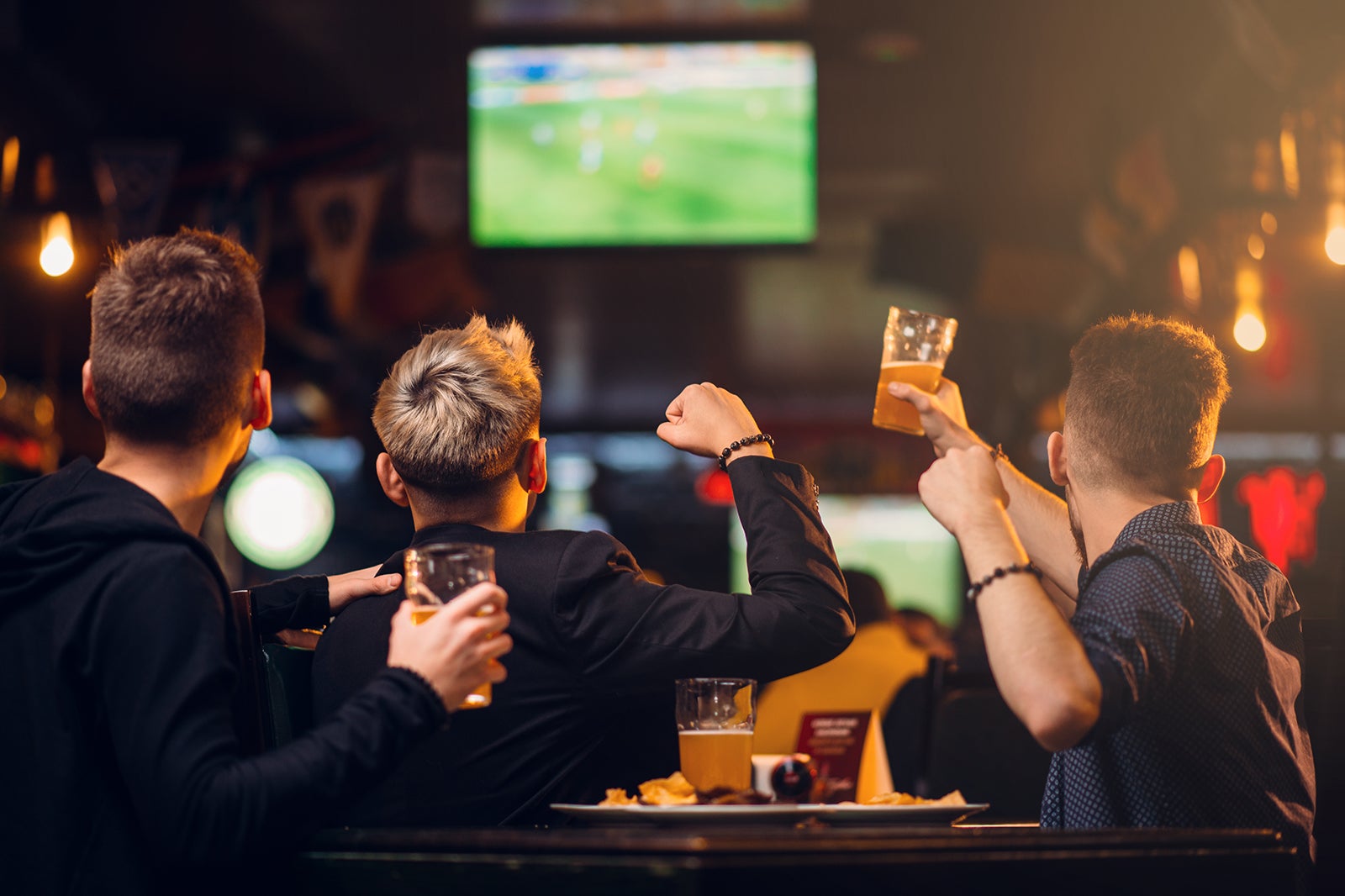 Where Sports Bars Can Find Football Games Online