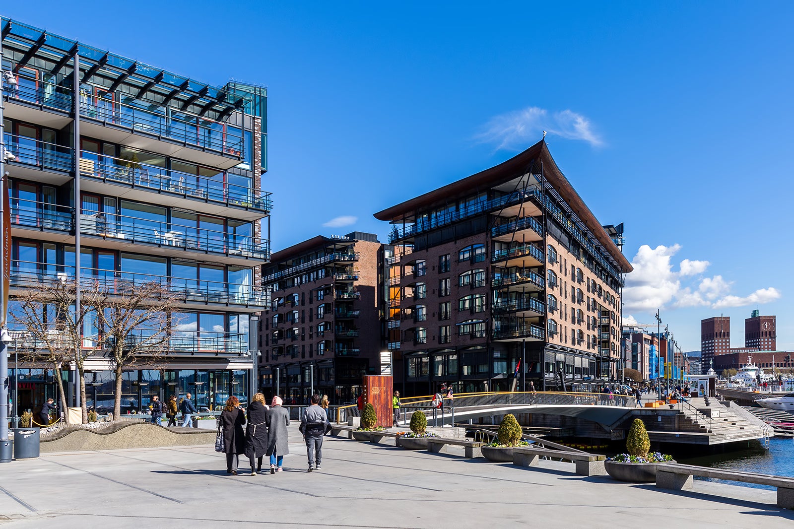 Aker Brygge I Oslo - Et Strøk Fylt Med Kunst, Spennende Restauranter Og ...