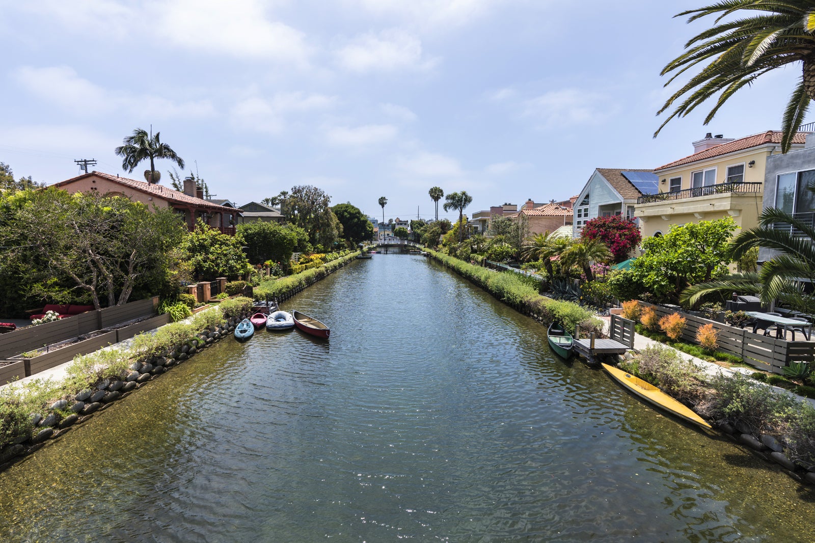 Venice Canals in Los Angeles - Enjoy a Walk With a European Aesthetic ...