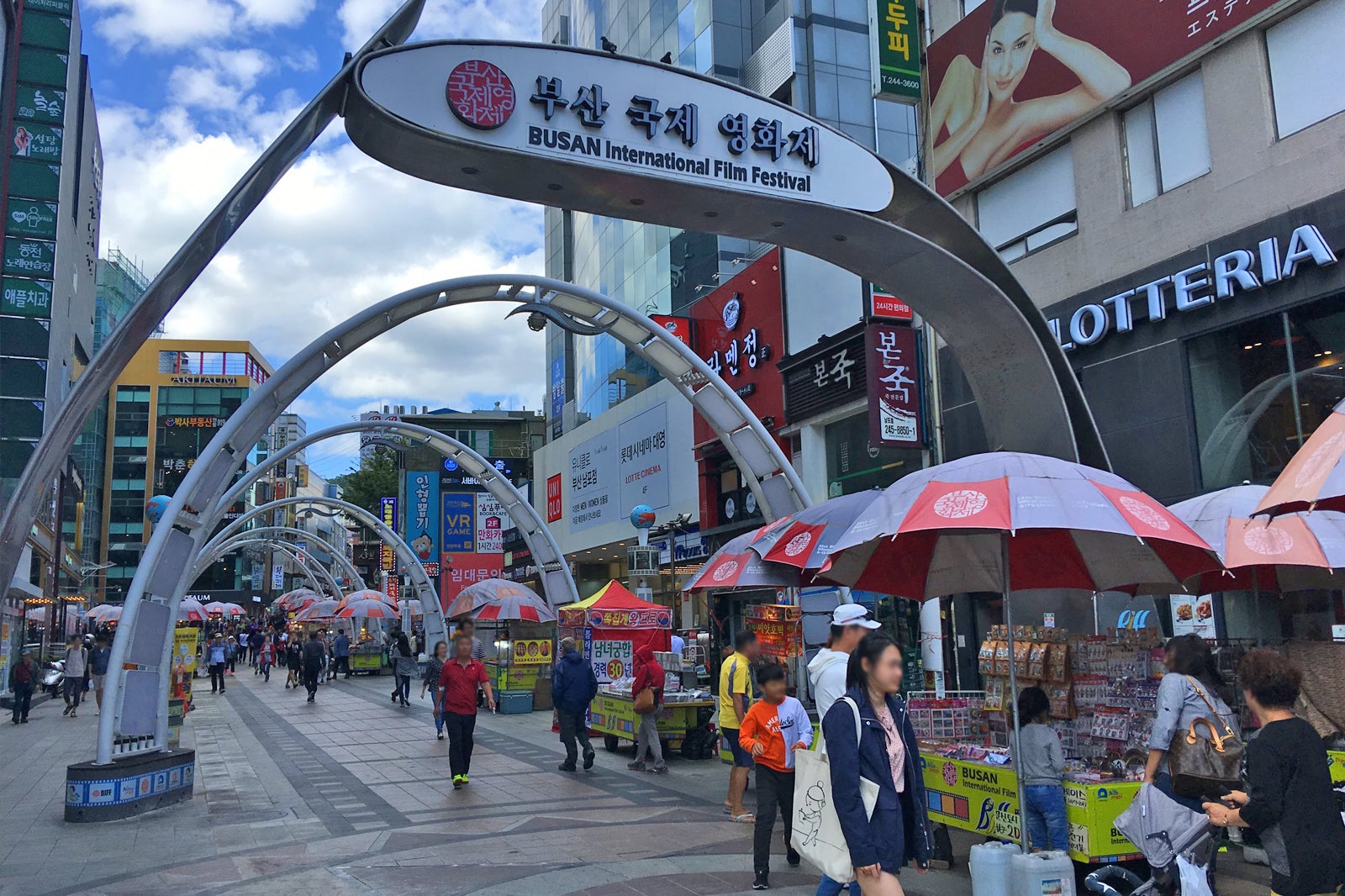 부산 BIFF 광장 영화와 다양한 먹거리를 즐길 수 있는 곳 Go Guides