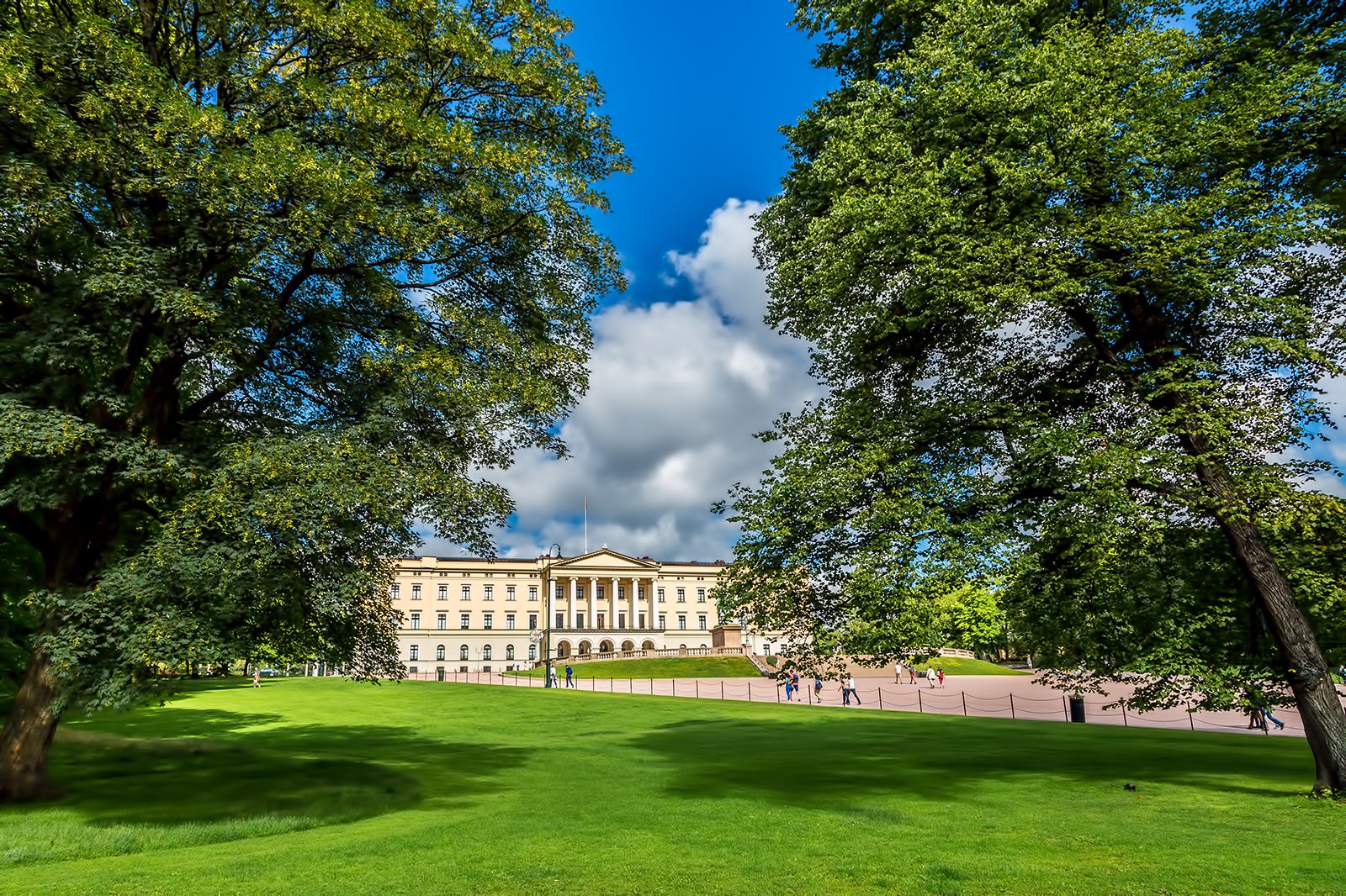 Slottsparken I Oslo - En Vakker, Grønn Oase Midt I Byen – Go Guides