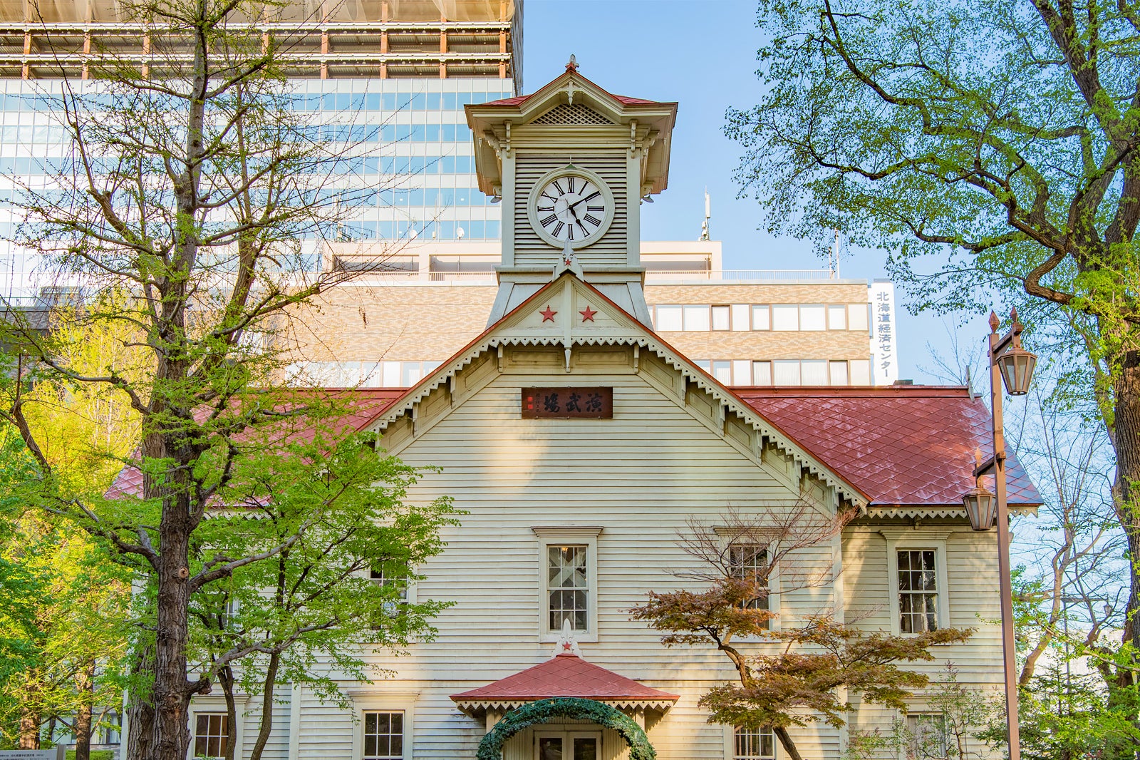 札幌市時計台 明治の開拓当初から札幌を見守る 日本最古の時計台 Go Guides