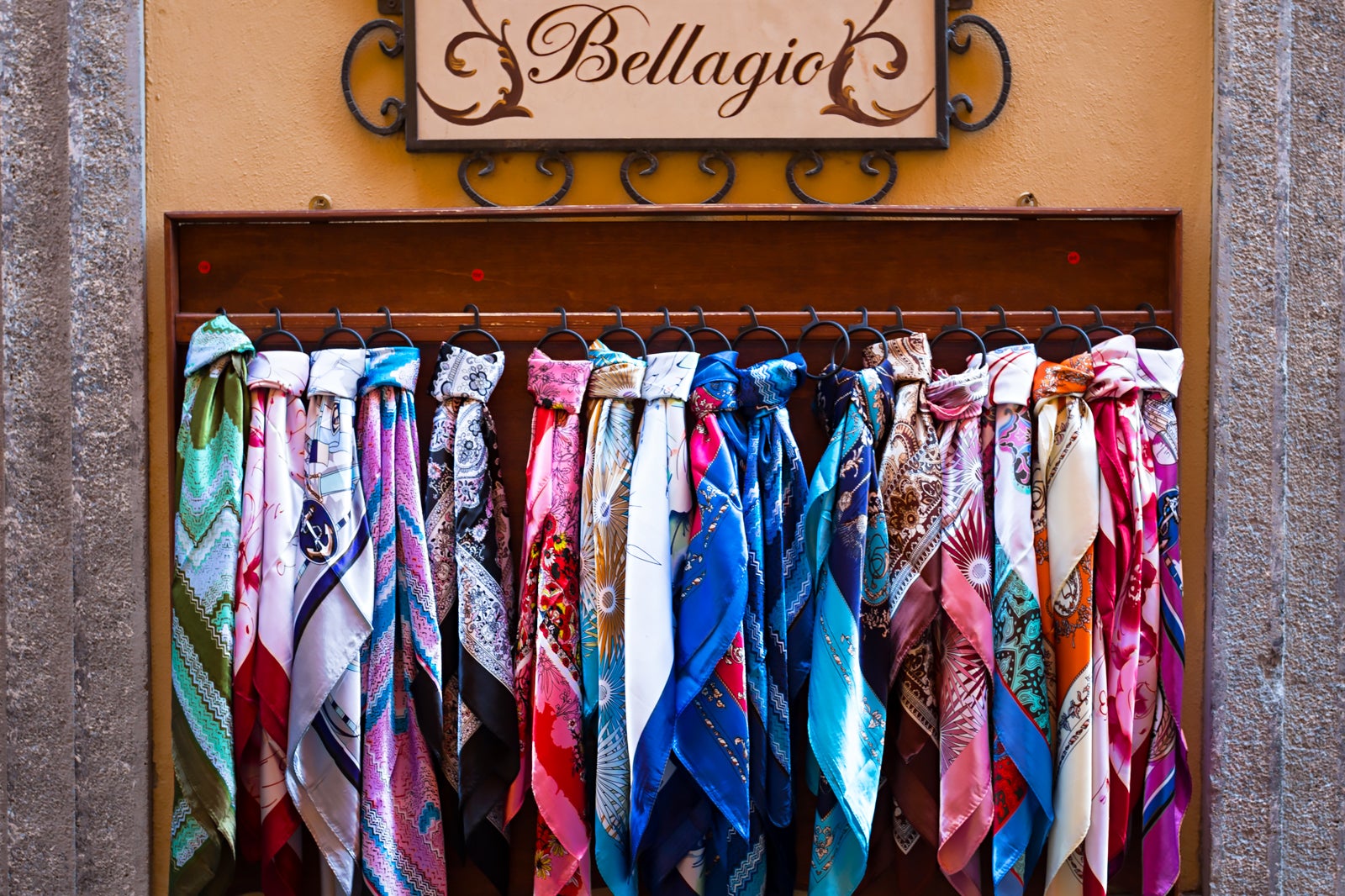 COMO ITALY SHOPS visual data 2