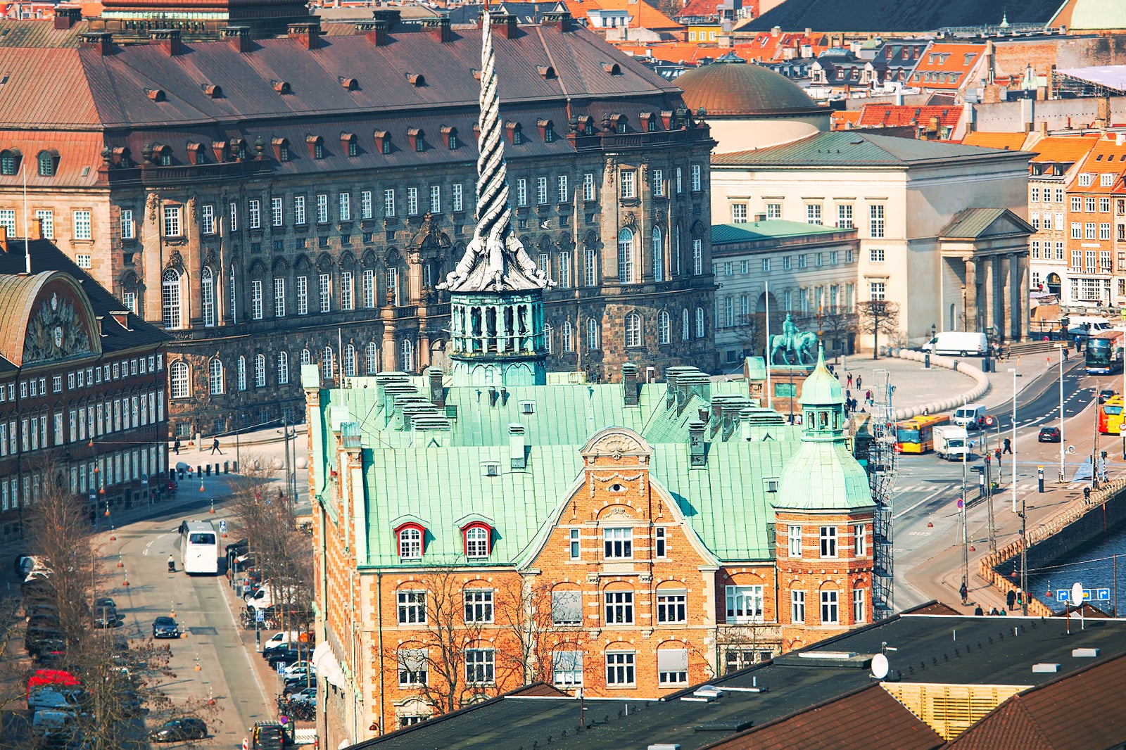 Børsen i København - Sightseeing i dragehalernes skygge – Go Guides